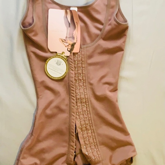 Small Faja bundle. 010 black and beige are mediums but will fit like smalls. - Picture 14 of 15